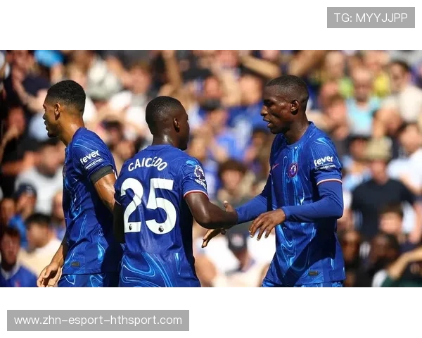 切尔西加快两侧传递制造空挡，助力球队进攻重构